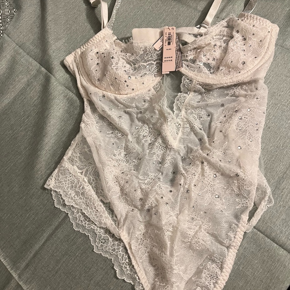 Victoria's Secret White Lace Bra with Sparkling Accents - Picture 5 of 6